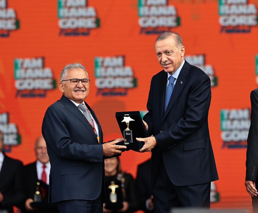 Büyükkılıç, Gençlik Festivali’nde Cumhurbaşkanı Erdoğan’ın Elinden Ödül Aldı